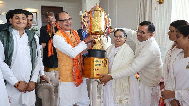 मुख्यमंत्री श्री चौहान को ब्रह्मकुमारियों ने भेंट की ट्रॉफी